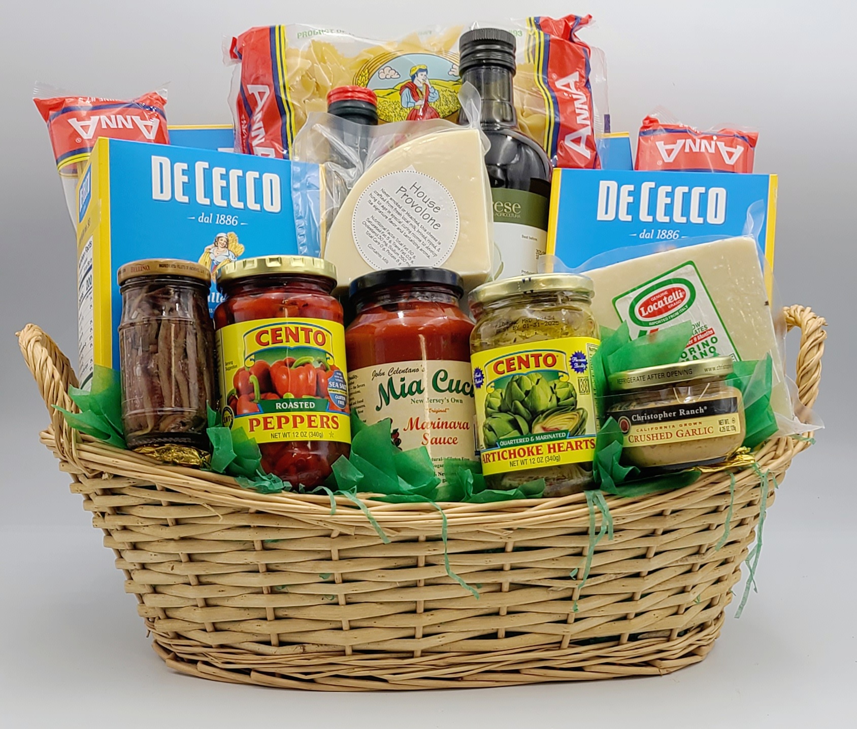 handmade-italian-food-gift-basket-with-pasta-pesto-and-extra-vergin